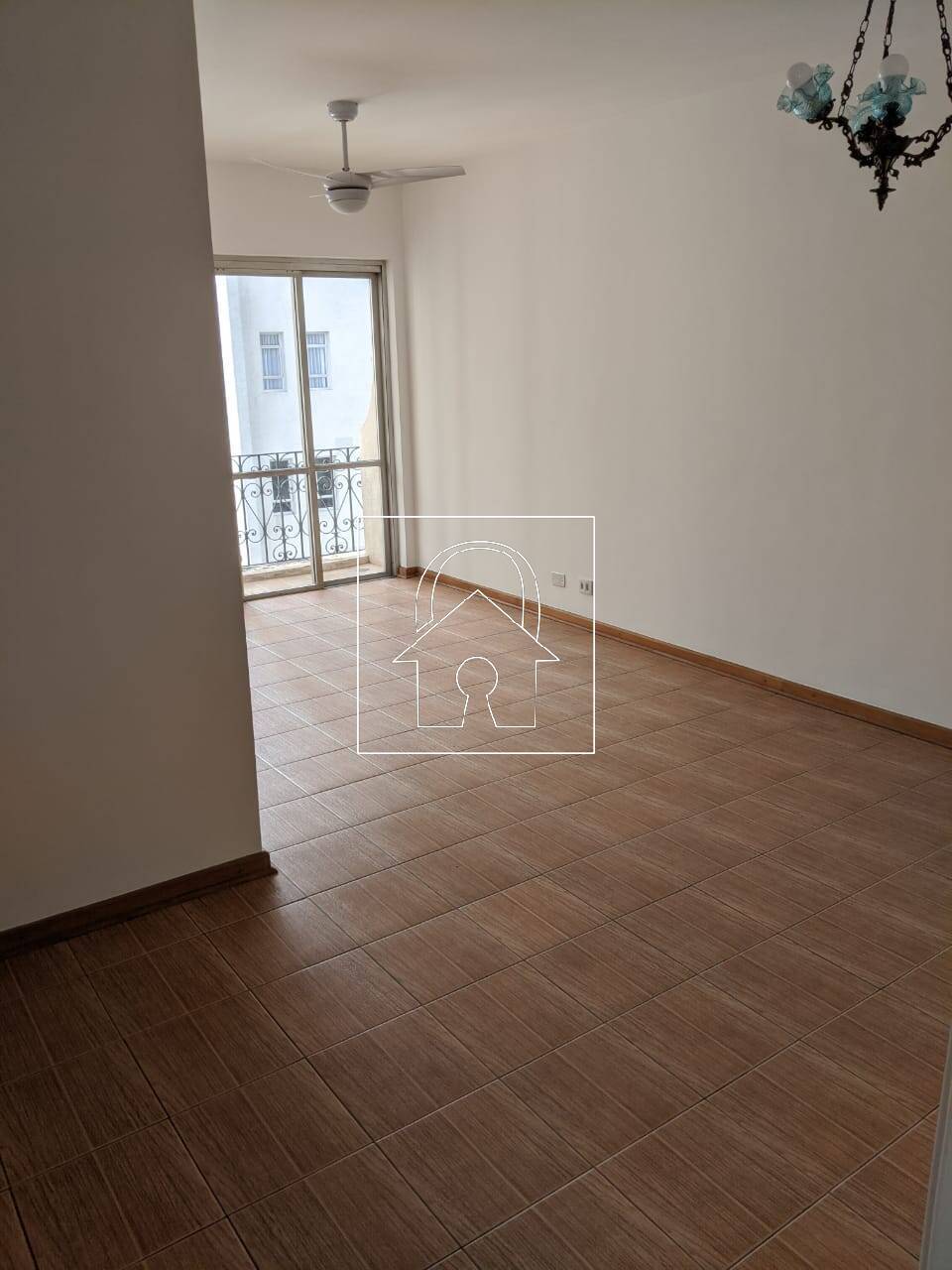 Apartamento à venda com 2 quartos, 70m² - Foto 2